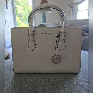 Michael Kors Sheila Meduim Center Zip Satchel Cross Body Lt Cream